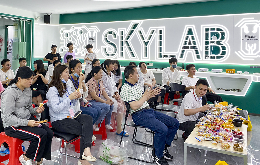 SKYLAB 2022年第一季度生日会_展厅划船，我们都是老船长